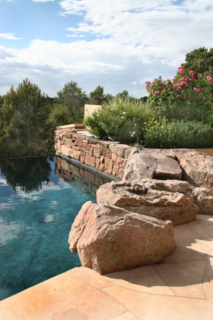 Декоративный бассейн, оформленный под натуральный водоем