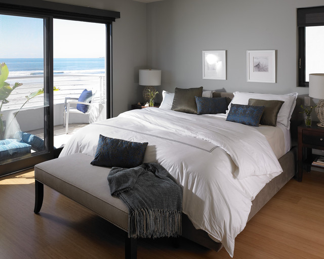 Дизайн спальни с видом на океан.