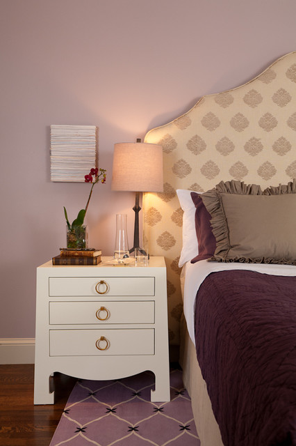 Современный дизайн спальной в фиолетовых тонах
