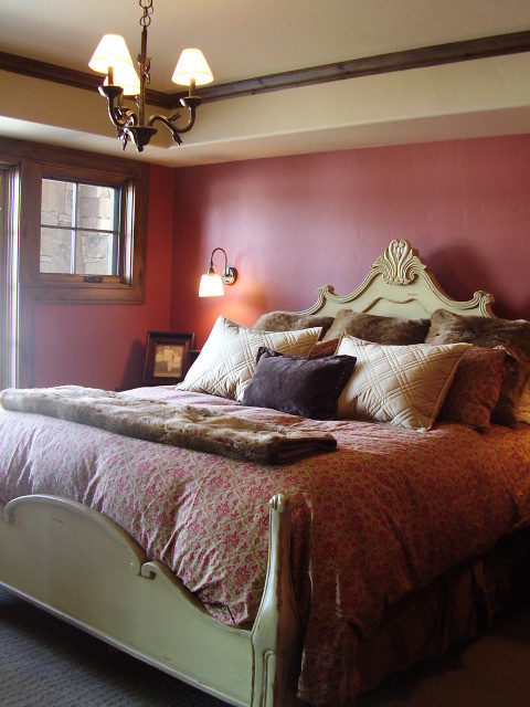 Современный дизайн спальной в розовых оттенках