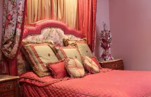 Оформление спальной комнаты в ярких розовых оттенках
