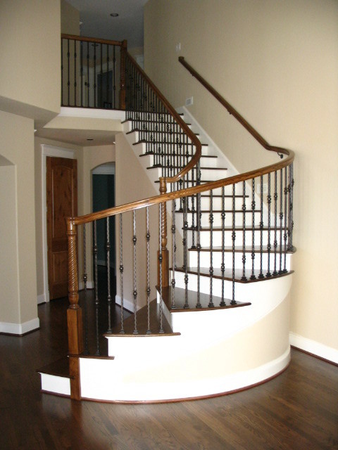 Фото витой лестницы, соединяющей первый и второй этаж.