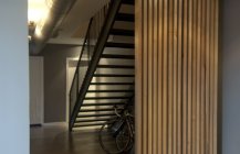 Дизайн интерьера лестницы, выполненной в светлых тонах