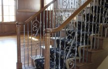 Фотография лестницы с коваными перегородками