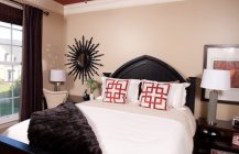 Современный и яркий дизайн спальной комнаты